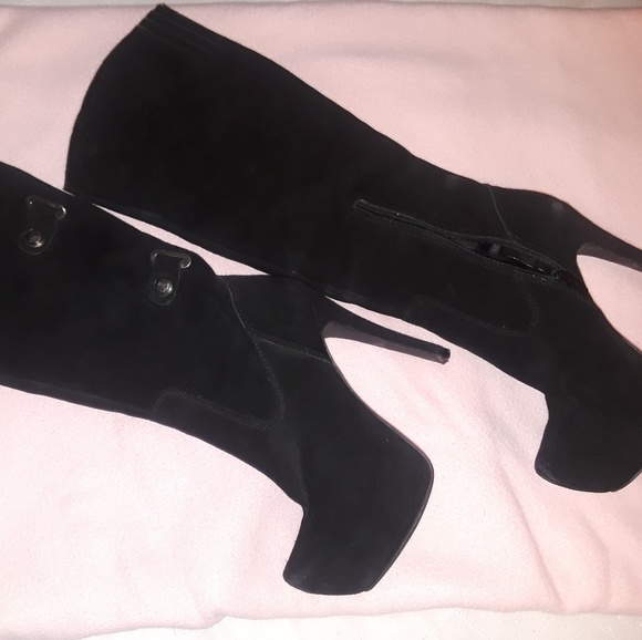 Nine West Shoes - 🌟Black heeled boot in great condition